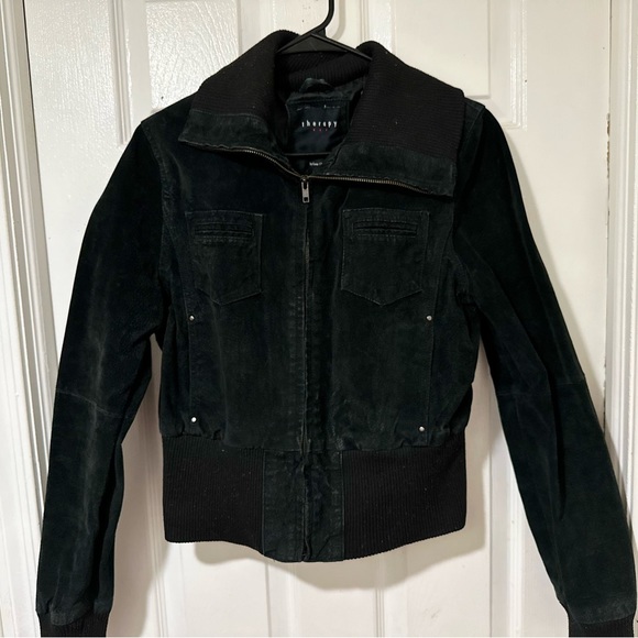 This is a black denim jacket, it has 4 functioning pockets and zipper! - Picture 3 of 6